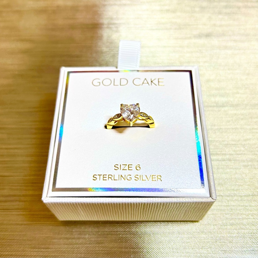 BRAND NEW Gold Cake ring 🥰 Box included 🎁